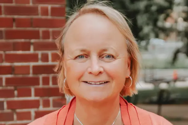 Susan Roberts Headshot